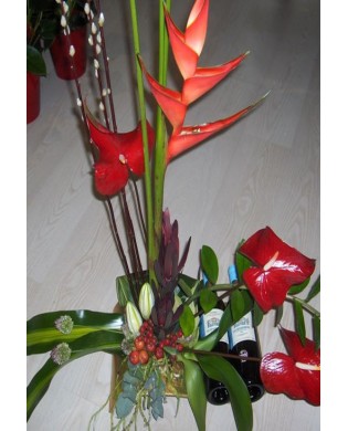 Πιατέλα κόκκινα λουλούδια και 2 κρασιά