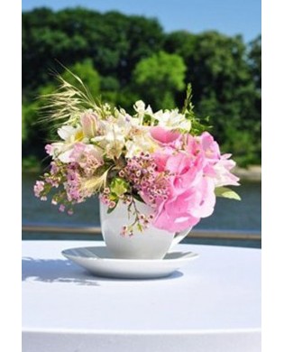 Roses-hydrangea in a cup