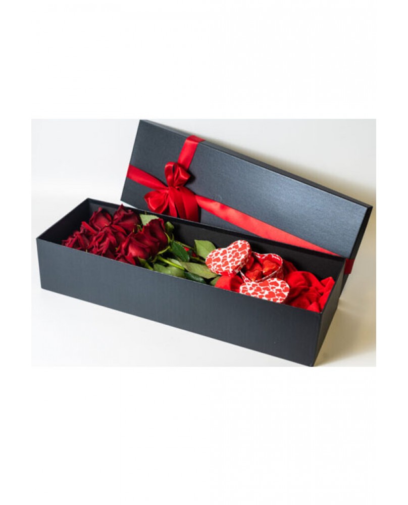Κουτί με 12 τριαντάφυλλα και σοκολατάκια