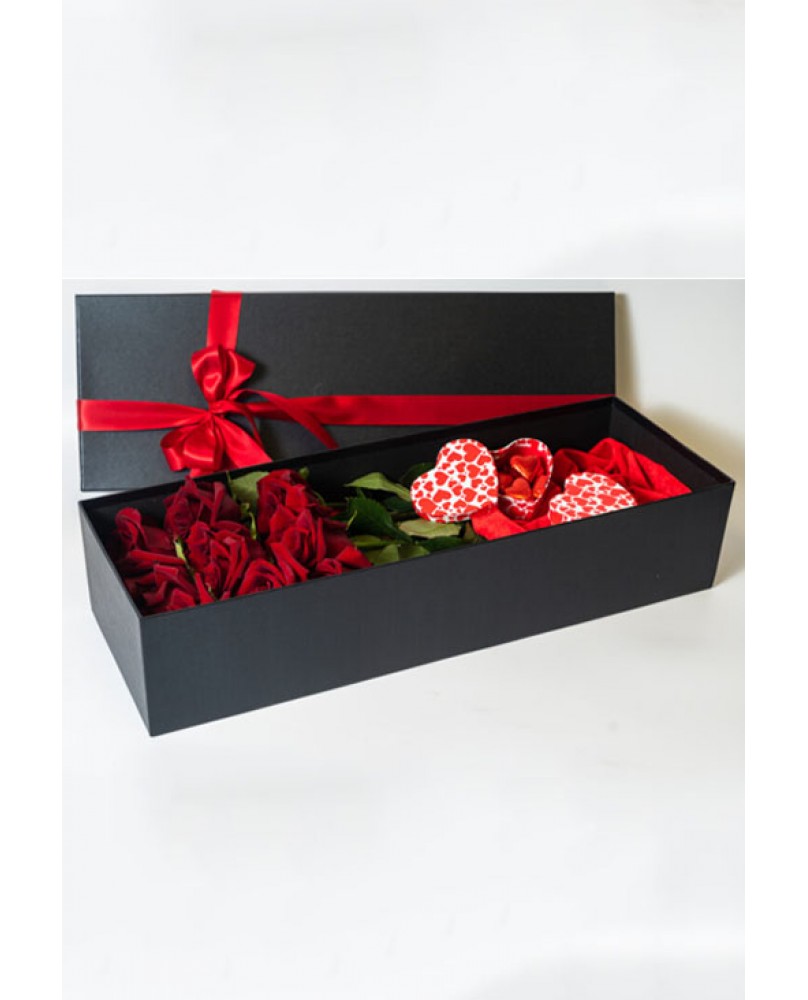 Κουτί με 12 τριαντάφυλλα και σοκολατάκια