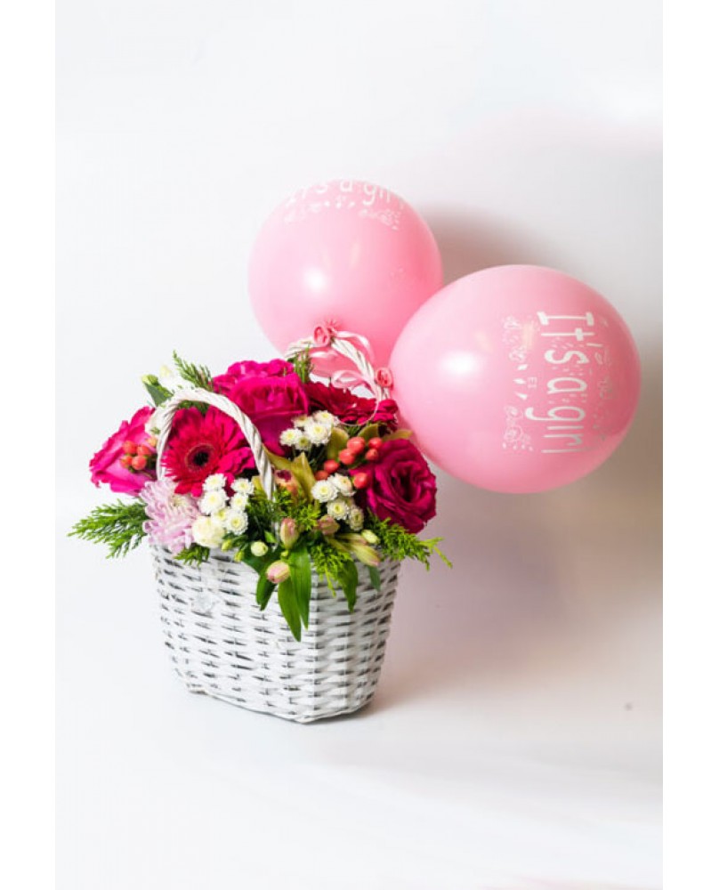 Καλάθι με ροζ λουλούδια και μπαλόνια