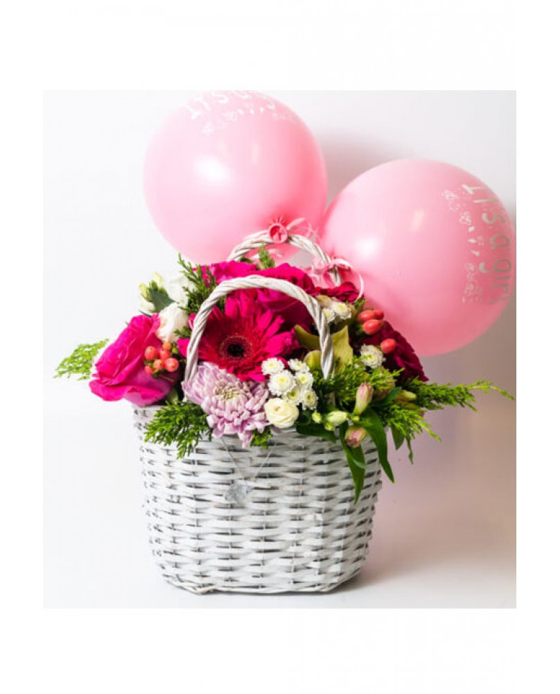 Καλάθι με ροζ λουλούδια και μπαλόνια