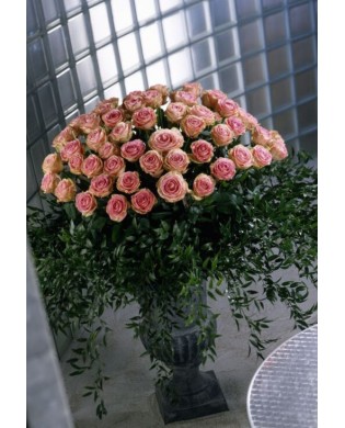 Amphora with 100 pink roses