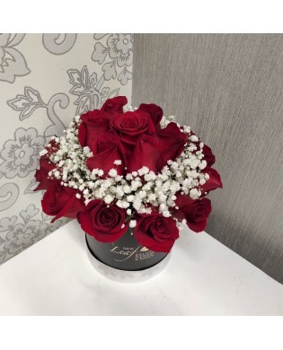 Box with roses and gypsophila 