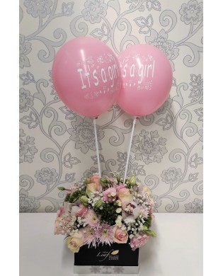 Κουτί με ροζ λουλούδια και μπαλόνια